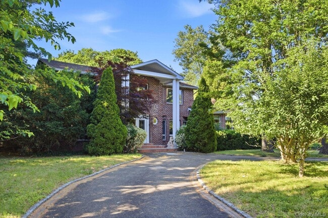 property at 1 Bridle Path Dr
