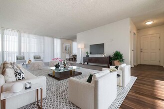 Park Avenue Apartments in Long Beach, CA - Building Photo - Interior Photo