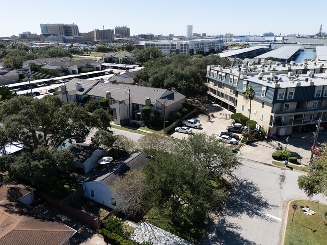 127 Pompano Ave in Galveston, TX - Building Photo - Building Photo