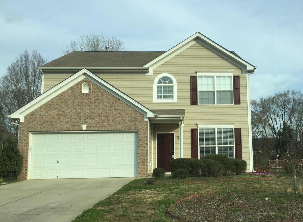 6216 Roseway Ct in Harrisburg, NC - Building Photo