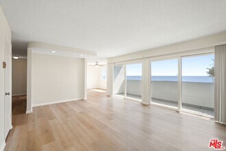 18004 Coastline Dr in Malibu, CA - Building Photo - Building Photo