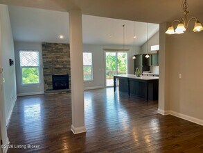 2105 Meadows Edge Ln in Louisville, KY - Building Photo - Building Photo