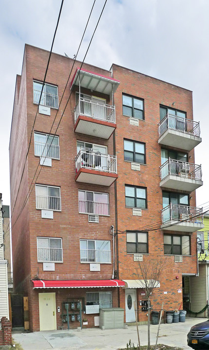 31-15 137th St in Flushing, NY - Building Photo