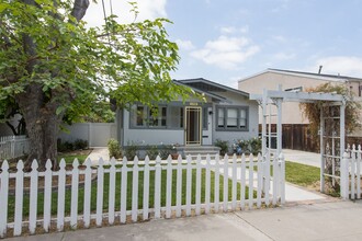 158 S Harwood St in Orange, CA - Foto de edificio - Building Photo