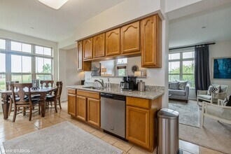 335 Alpine Springs Dr in Vernon Hills, IL - Building Photo - Building Photo