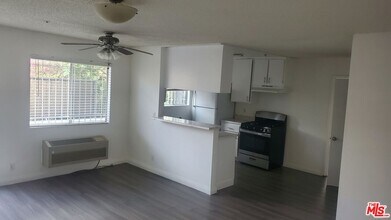 982 S New Hampshire Ave in Los Angeles, CA - Building Photo - Building Photo