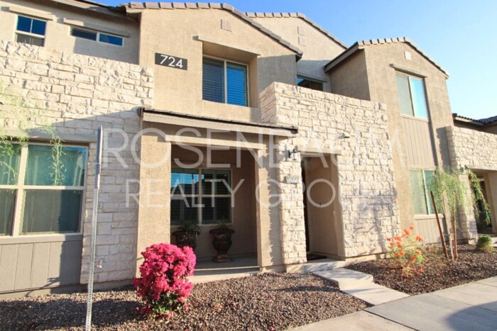 724 E Lark St in Gilbert, AZ - Building Photo