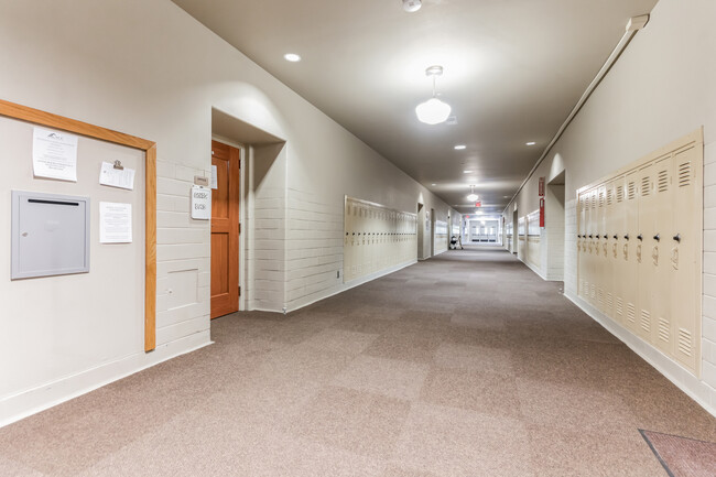 Oconomowoc School Apartments in Oconomowoc, WI - Foto de edificio - Building Photo