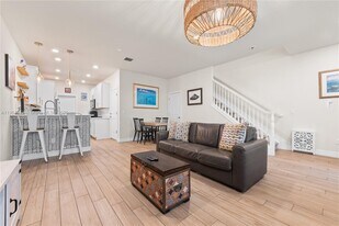 1030 Eucalyptus Dr in Hollywood, FL - Building Photo