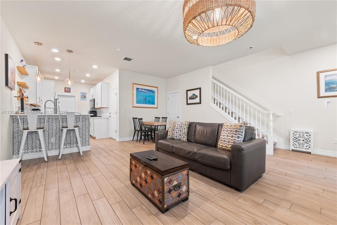 1030 Eucalyptus Dr in Hollywood, FL - Building Photo