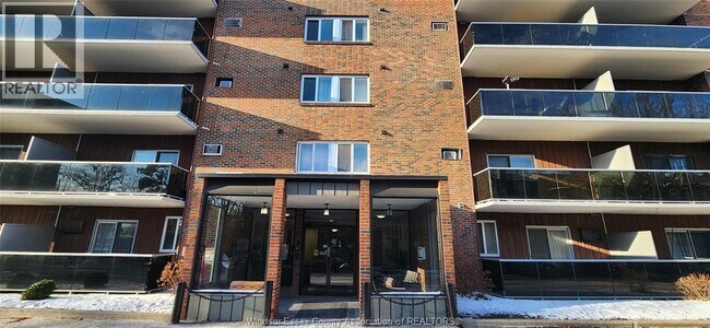 3905 Riverside Dr E in Windsor, ON - Foto de edificio - Building Photo