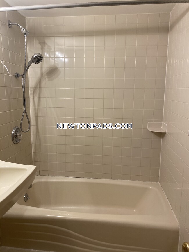 286 Grove St-Unit -5 in Newton, MA - Building Photo - Building Photo
