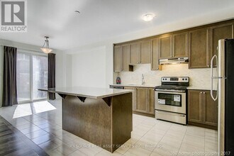 176 Beaveridge Ave in Oakville, ON - Building Photo - Building Photo