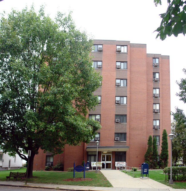 Brackenridge Hall Apartments in Brackenridge, PA - Foto de edificio - Building Photo