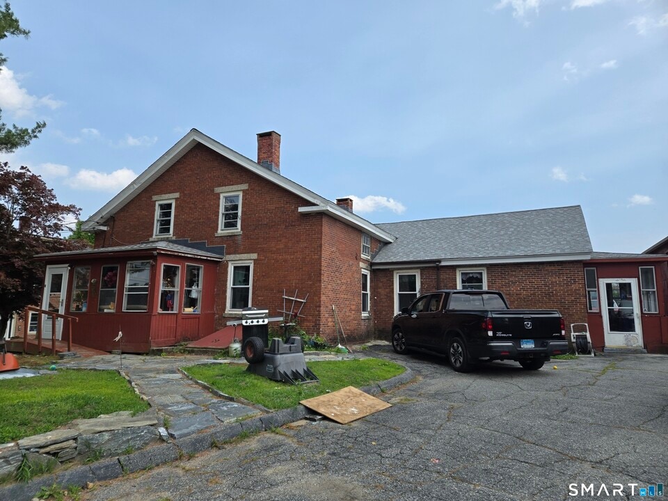 11 Tiffany St in Brooklyn, CT - Building Photo