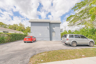 5990 NE 4th Ct in Miami, FL - Building Photo - Primary Photo