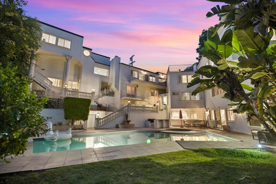 3511 Berry Dr in Studio City, CA - Foto de edificio