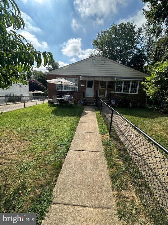 7837 Lawndale Ave in Philadelphia, PA - Building Photo