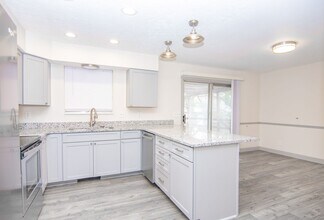 543 Applewood Dr in Centerville, UT - Building Photo - Building Photo