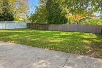 1042 Sassaquin Ave in New Bedford, MA - Building Photo - Building Photo