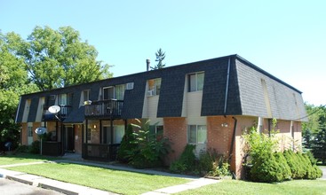 Hillside Manor Apartments in Walled Lake, MI - Building Photo - Building Photo