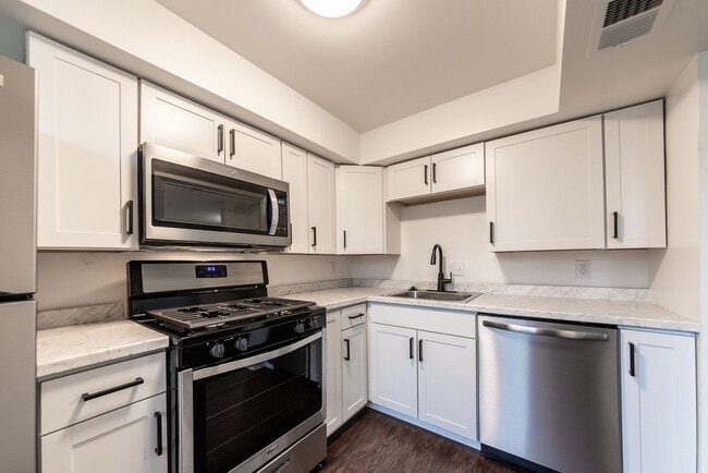 601 E Warrington Ave, Unit Apt 4 in Pittsburgh, PA - Foto de edificio - Building Photo