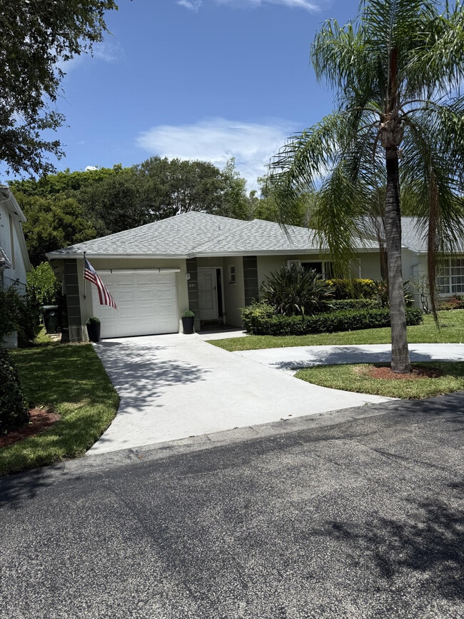 201 Del Rio Blvd in Boca Raton, FL - Building Photo - Building Photo