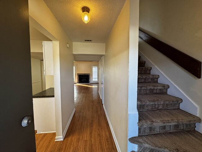 727 S Main St in Hinesville, GA - Foto de edificio - Building Photo