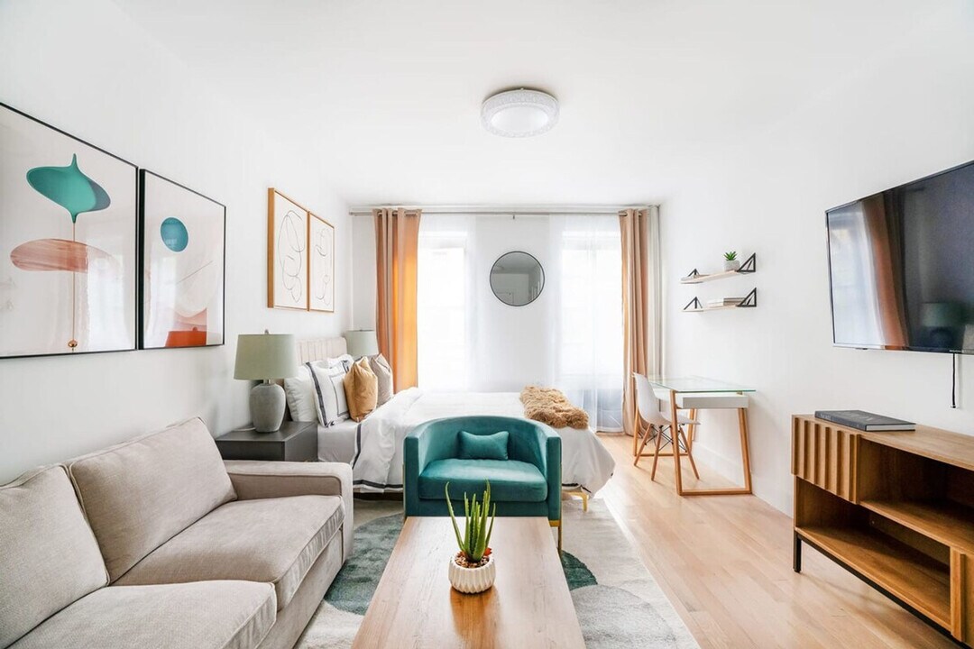 444 W 48th St in New York, NY - Building Photo