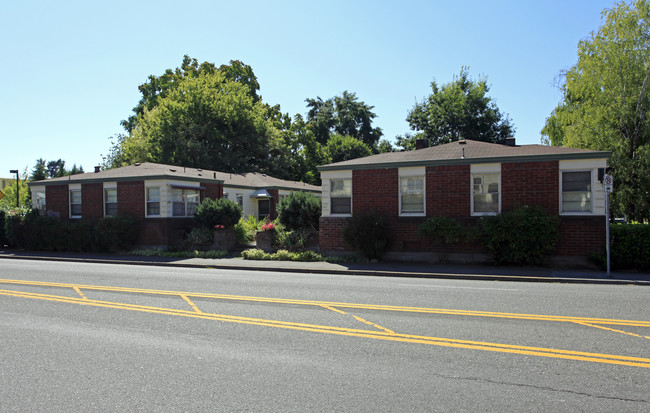 1112 SE Tacoma St in Portland, OR - Building Photo - Building Photo