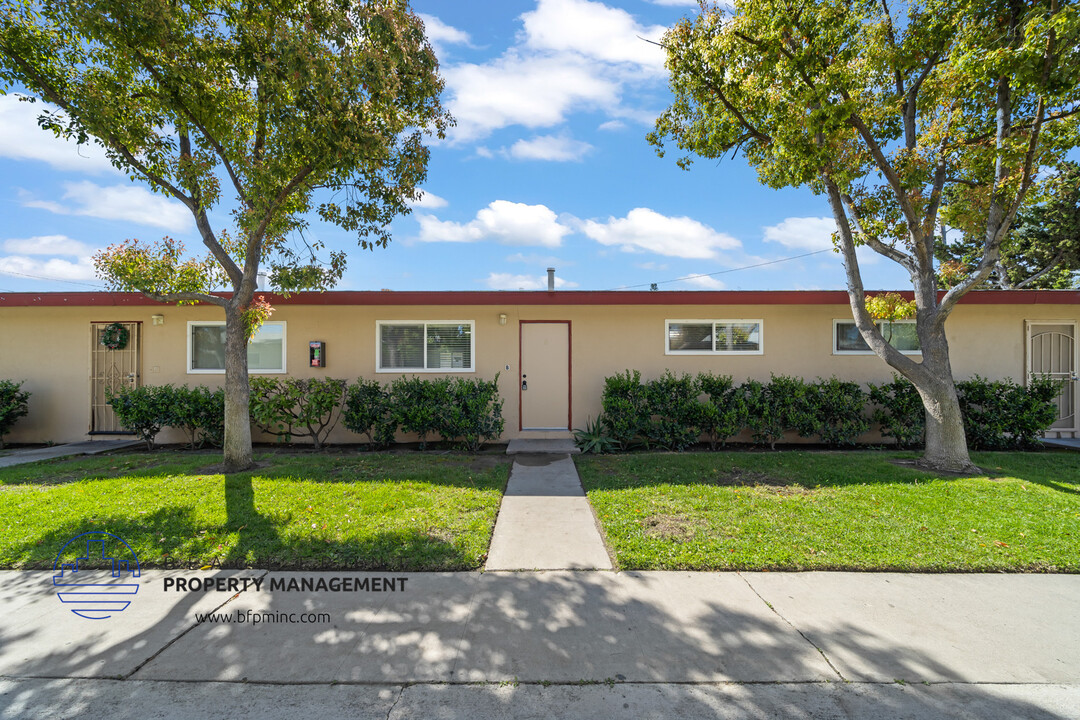 870-899 S Philadelphia St. in Anaheim, CA - Building Photo