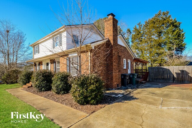 5302 Broadmoor Pl in Greensboro, NC - Foto de edificio - Building Photo