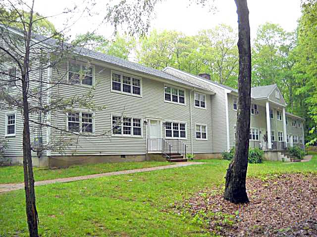 39 Hop Brook Rd in Brookfield, CT - Building Photo