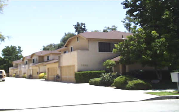 7046 De Celis Pl in Van Nuys, CA - Foto de edificio