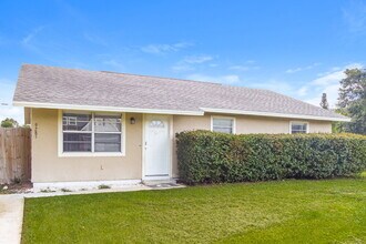 9285 101st Ave in Vero Beach, FL - Foto de edificio - Building Photo