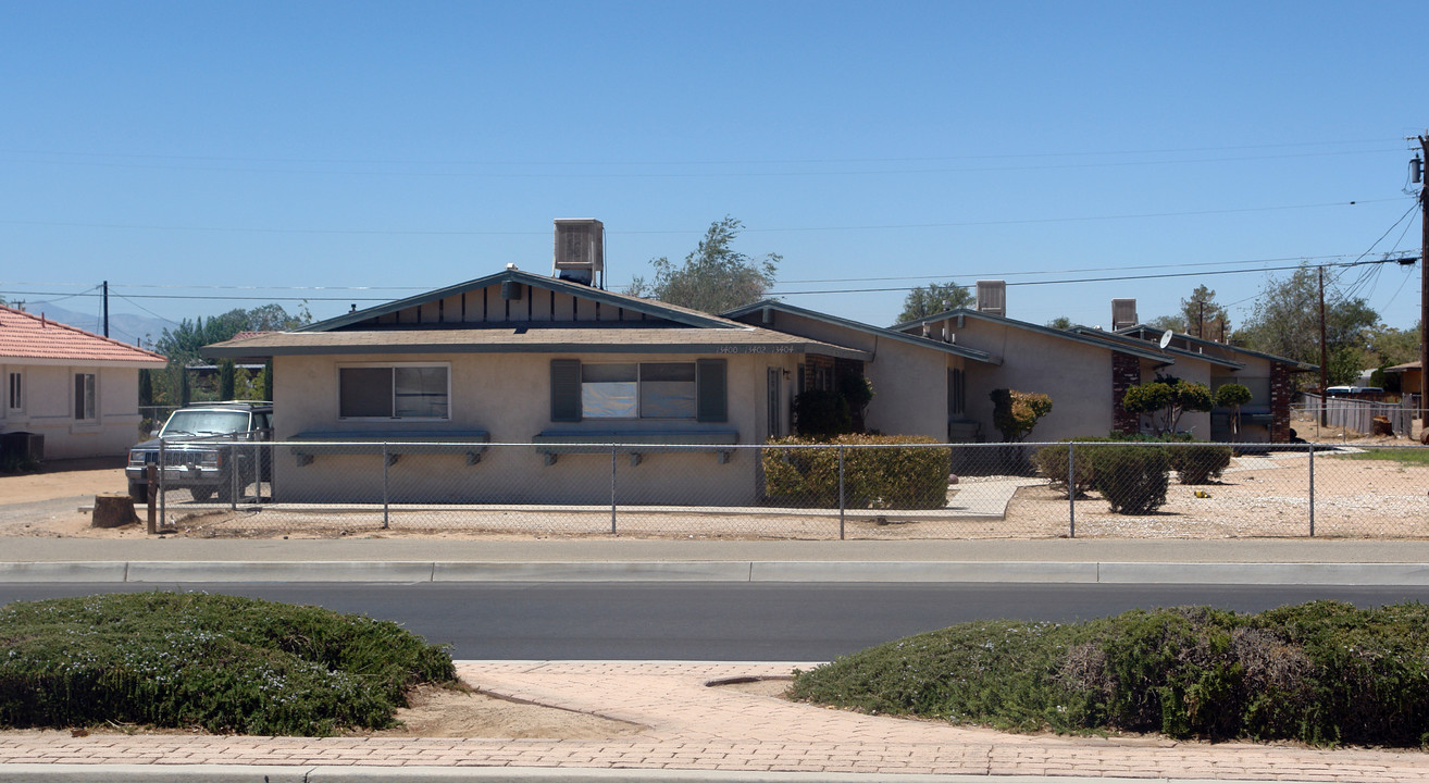 13400-13404 Navajo Rd in Apple Valley, CA - Building Photo