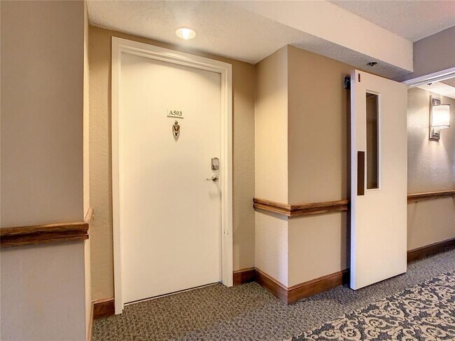 2333 Feather Sound Dr in Clearwater, FL - Building Photo - Building Photo