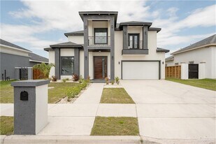 38 Lago Delton in Edinburg, TX - Building Photo