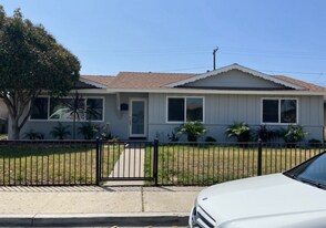 1406 Redwood St in Oxnard, CA - Building Photo