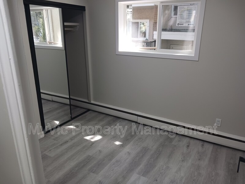 10047-10154 154 St in Edmonton, AB - Building Photo