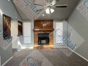 1013 W Gladys Way in Mustang, OK - Building Photo - Building Photo