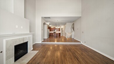 5637 Oasis Palm Ln in Houston, TX - Foto de edificio - Building Photo