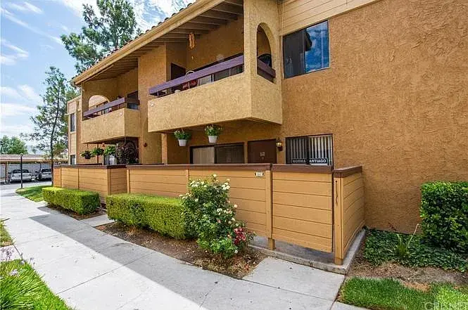 18758 Mandan St, Unit 1 in Santa Clarita, CA - Building Photo