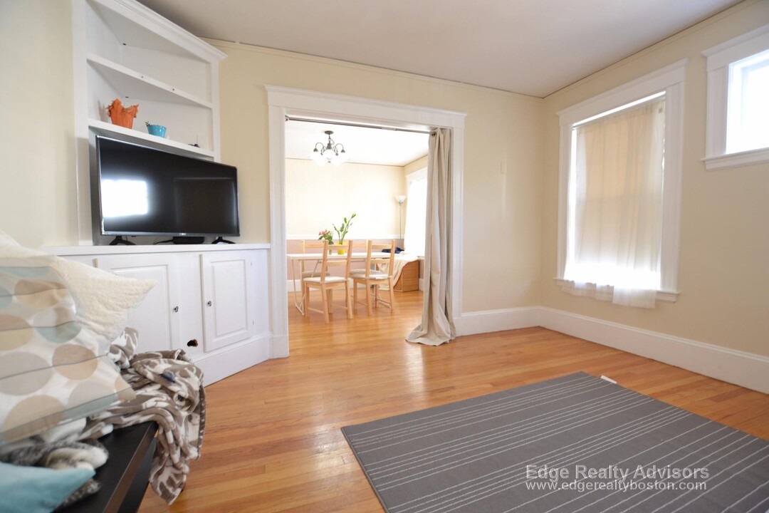 22 Lyne Rd in Boston, MA - Building Photo