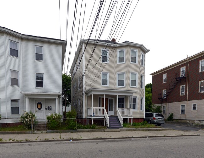 56 Darling St in Central Falls, RI - Foto de edificio - Building Photo