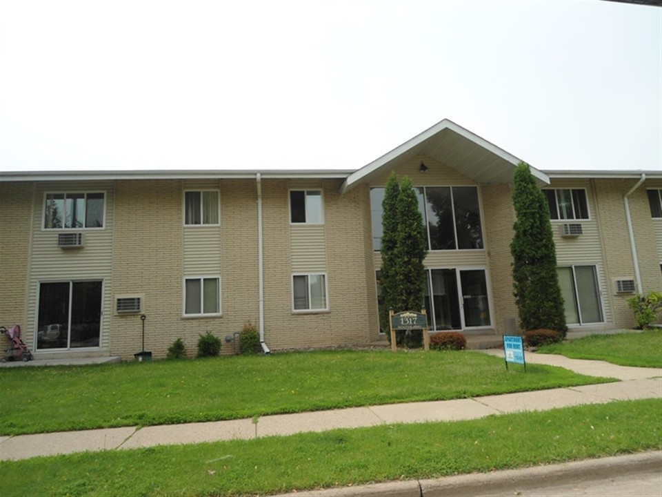 Clayton Ridge in Oshkosh, WI - Foto de edificio