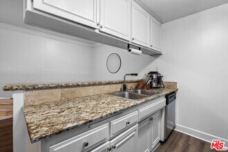 7035 Woodley Ave in Los Angeles, CA - Building Photo - Building Photo