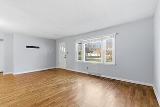 1354 E Walnut St in Springfield, MO - Foto de edificio - Building Photo