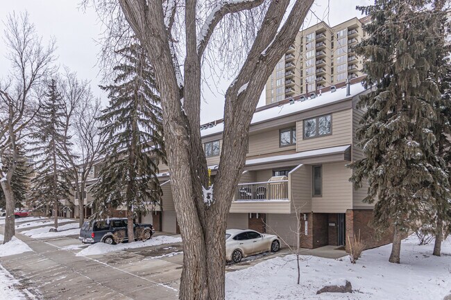 10156 87 Av NW in Edmonton, AB - Building Photo - Building Photo