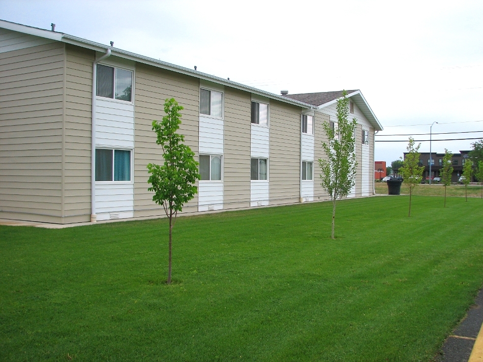 Frontier Hardin Apartments in Hardin, MT - Building Photo